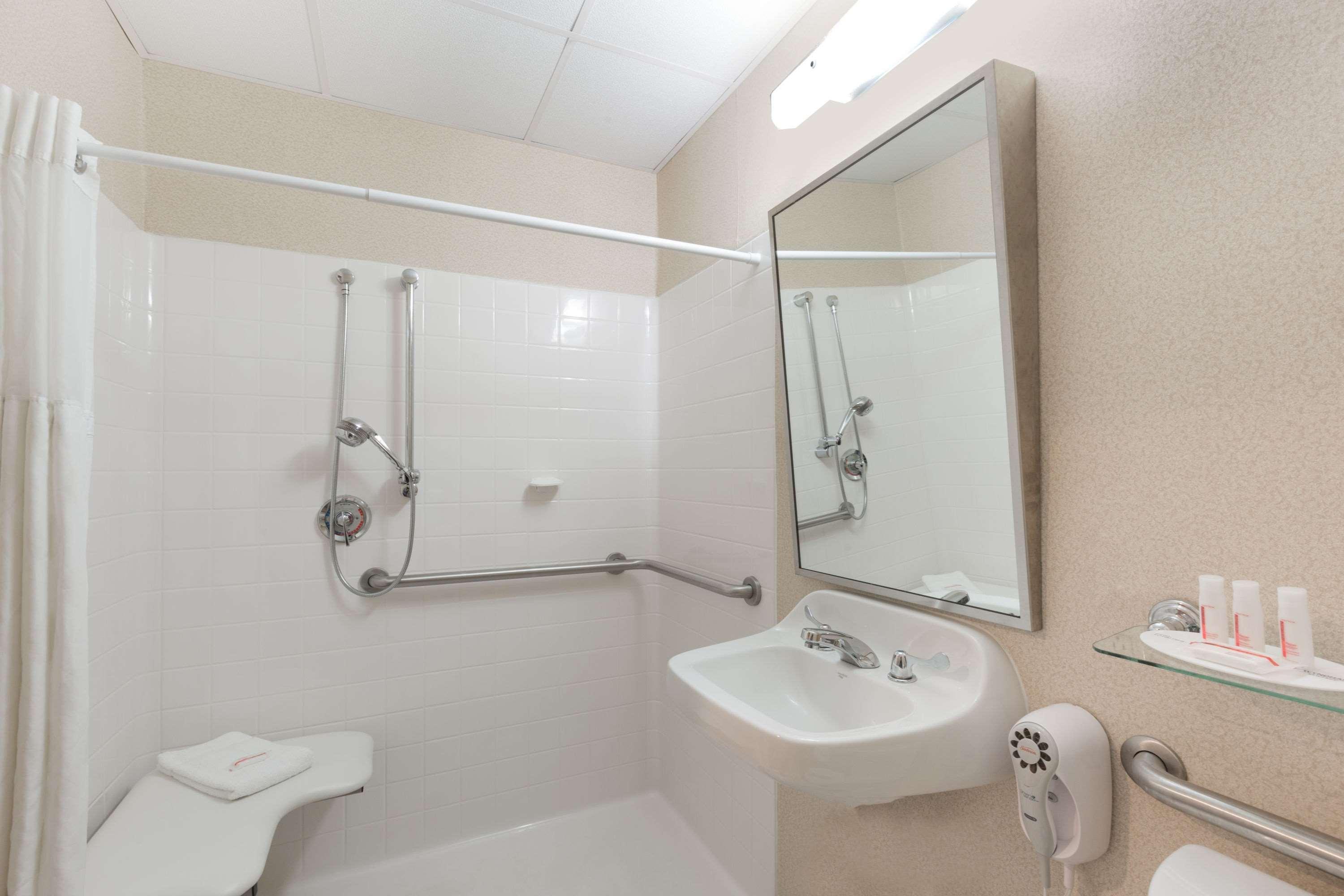 Ramada By Wyndham Yonkers - Westchester Exterior photo